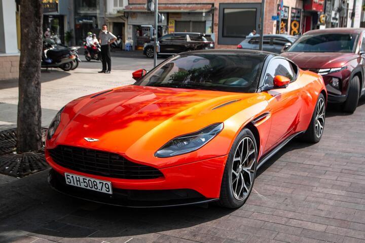 Aston Martin DB11 màu độc xuất hiện tại TP.HCM - 6