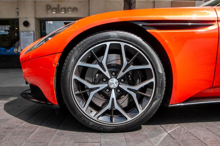 Aston Martin DB11 màu độc xuất hiện tại TP.HCM - 4