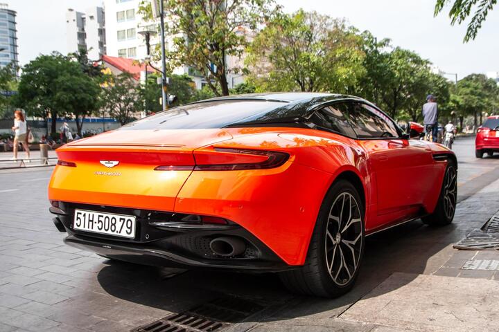 Aston Martin DB11 màu độc xuất hiện tại TP.HCM - 3