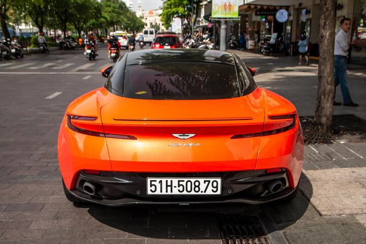 Aston Martin DB11 màu độc xuất hiện tại TP.HCM - 7