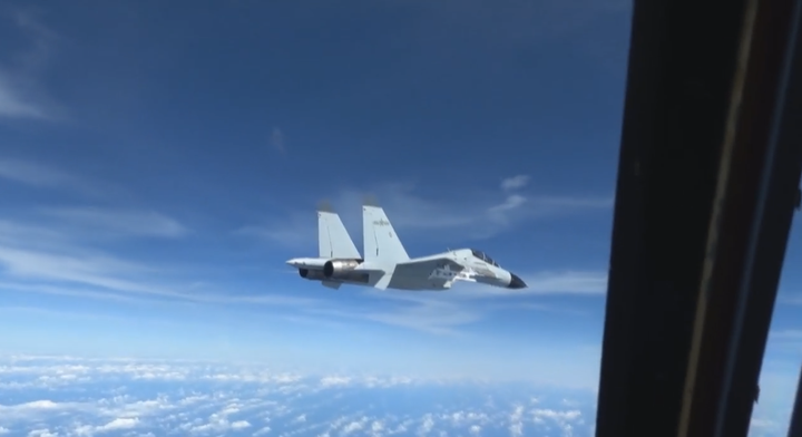 Máy bay quân sự Mỹ và Trung Quốc chạm trán ở Biển Đông - 1