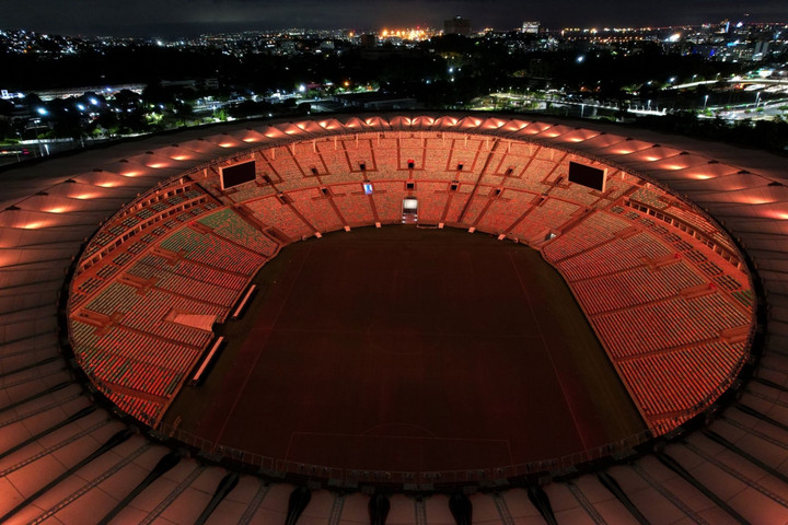 CĐV rơi nước mắt khóc thương Pele trước cổng bệnh viện - 8