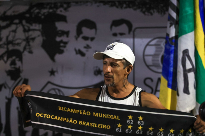 CĐV rơi nước mắt khóc thương Pele trước cổng bệnh viện - 3