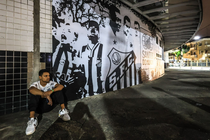 CĐV rơi nước mắt khóc thương Pele trước cổng bệnh viện - 1