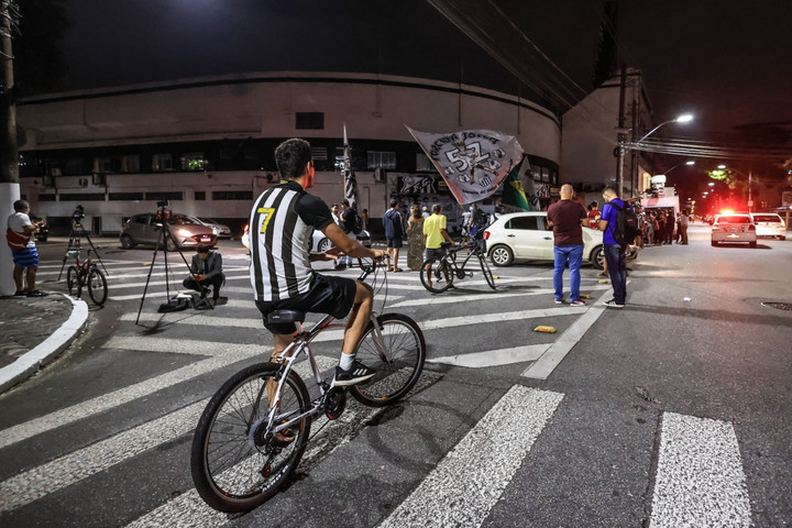 CĐV rơi nước mắt khóc thương Pele trước cổng bệnh viện - 4