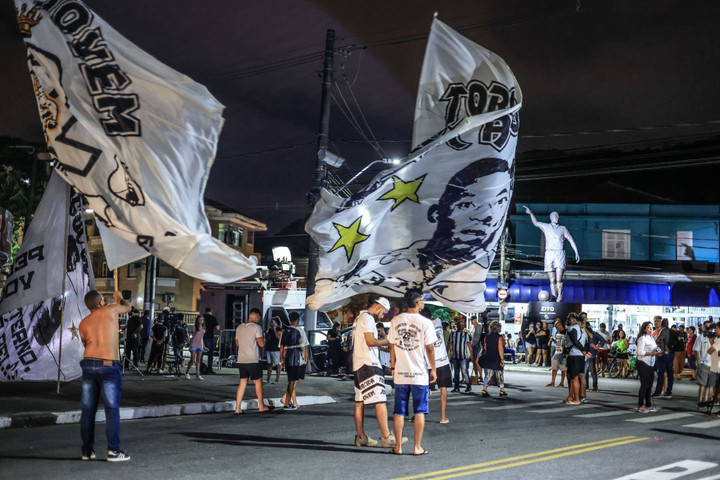 CĐV rơi nước mắt khóc thương Pele trước cổng bệnh viện - 5