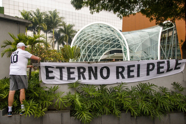 CĐV rơi nước mắt khóc thương Pele trước cổng bệnh viện - 7