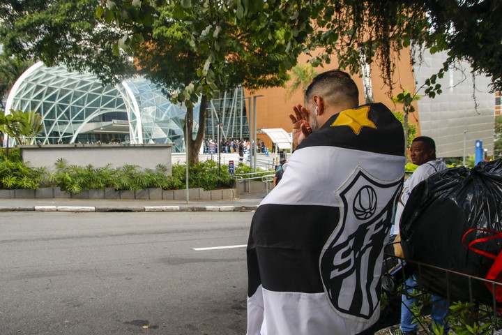 CĐV rơi nước mắt khóc thương Pele trước cổng bệnh viện - 6