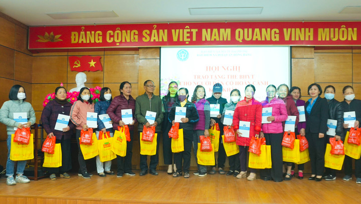 Một quận ở Hải Phòng tặng 500 thẻ BHYT và quà Tết cho người nghèo - 1