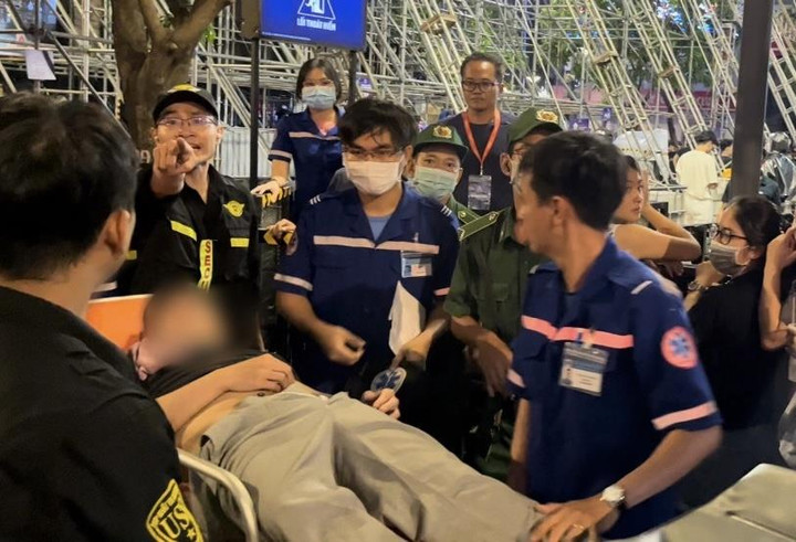 TP.HCM: Nhiều người ngất xỉu khi đón năm mới tại phố đi bộ Nguyễn Huệ - 1