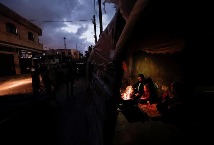 Người dân nhiều nơi trên thế giới co ro trong giá rét trước thềm năm mới 2023 - 11