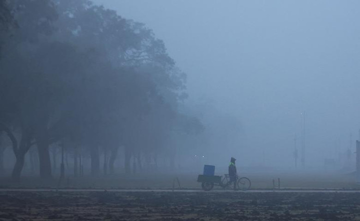 Người dân nhiều nơi trên thế giới co ro trong giá rét trước thềm năm mới 2023 - 13