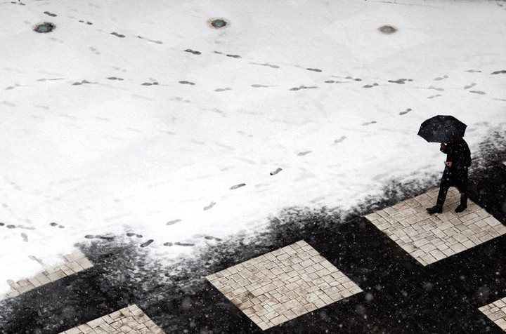 Người dân nhiều nơi trên thế giới co ro trong giá rét trước thềm năm mới 2023 - 15