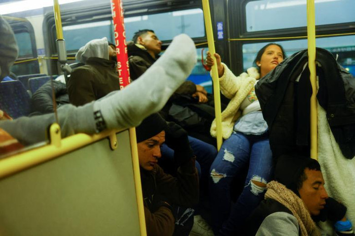 Người dân nhiều nơi trên thế giới co ro trong giá rét trước thềm năm mới 2023 - 7