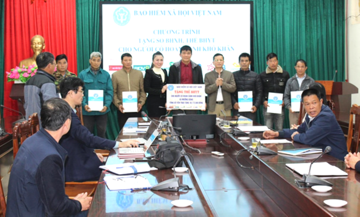 Tặng sổ BHXH, thẻ BHYT cho người dân Sơn La trong dịp Tết Nguyên đán - 1