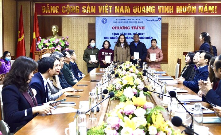 Tặng sổ BHXH, thẻ BHYT cho người dân có hoàn cảnh khó khăn tại Bắc Giang - 1