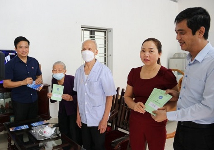 Cụ bà 83 tuổi cùng con, cháu tham gia BHXH tự nguyện - 1