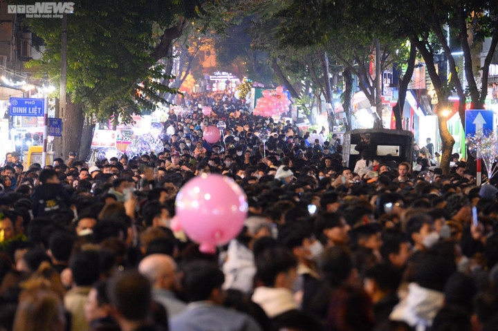 Việt Nam cùng thế giới đón năm mới 2023 - 12