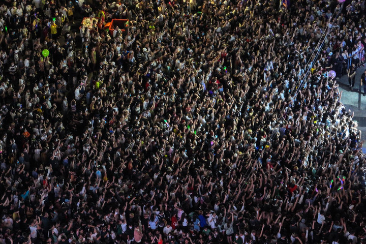 TP.HCM: Nhiều người ngất xỉu khi đón năm mới tại phố đi bộ Nguyễn Huệ - 2