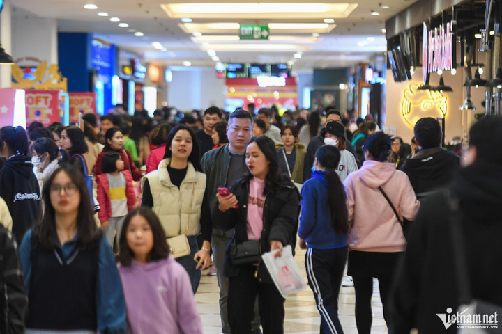 Người dân Hà Nội đổ về trung tâm thương mại đông nghẹt ngày Tết Dương lịch - 10