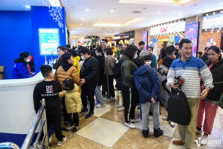 Người dân Hà Nội đổ về trung tâm thương mại đông nghẹt ngày Tết Dương lịch - 12