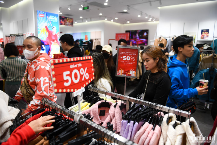 Người dân Hà Nội đổ về trung tâm thương mại đông nghẹt ngày Tết Dương lịch - 13
