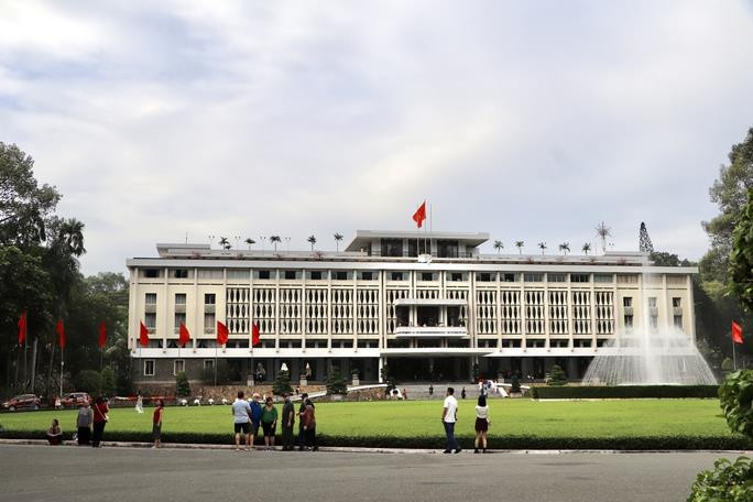 Người dân TP.HCM tấp nập đổ về các điểm tham quan, vui chơi - 14