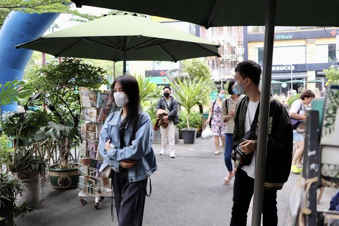 Người dân TP.HCM tấp nập đổ về các điểm tham quan, vui chơi - 5