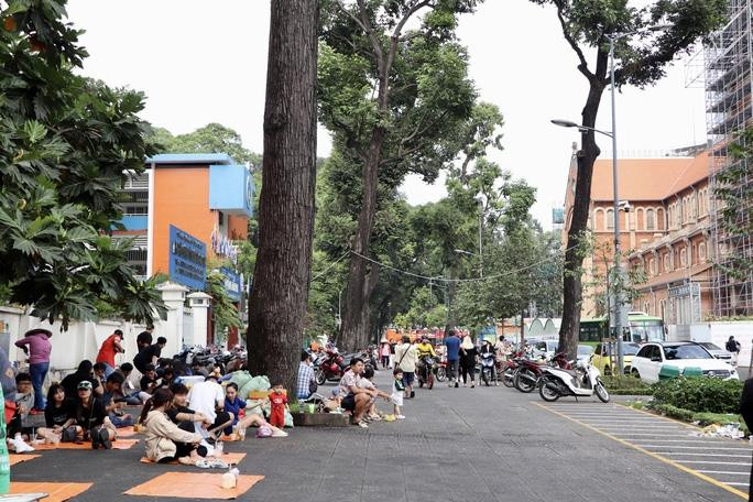 Người dân TP.HCM tấp nập đổ về các điểm tham quan, vui chơi - 10