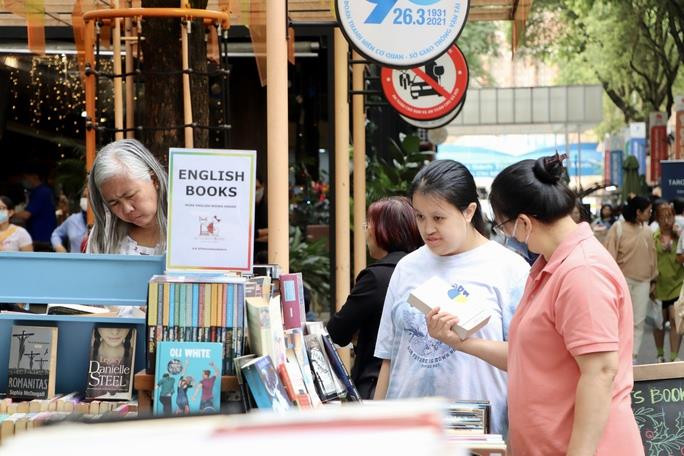 Người dân TP.HCM tấp nập đổ về các điểm tham quan, vui chơi - 4