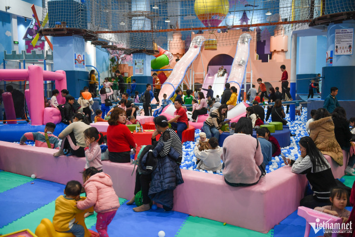 Người dân Hà Nội đổ về trung tâm thương mại đông nghẹt ngày Tết Dương lịch - 6