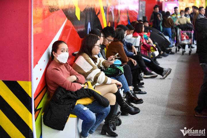 Người dân Hà Nội đổ về trung tâm thương mại đông nghẹt ngày Tết Dương lịch - 7