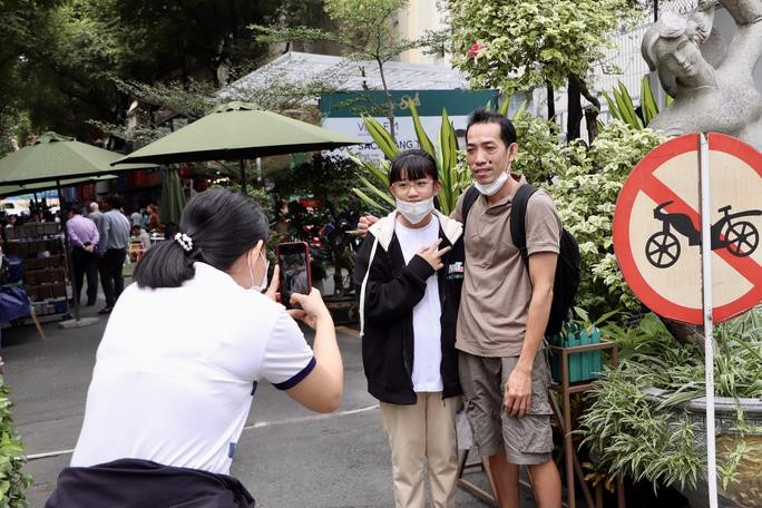 Người dân TP.HCM tấp nập đổ về các điểm tham quan, vui chơi - 7