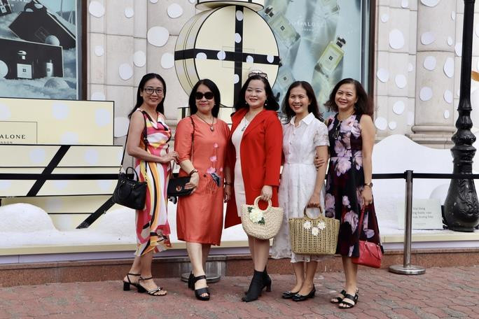 Người dân TP.HCM tấp nập đổ về các điểm tham quan, vui chơi - 11