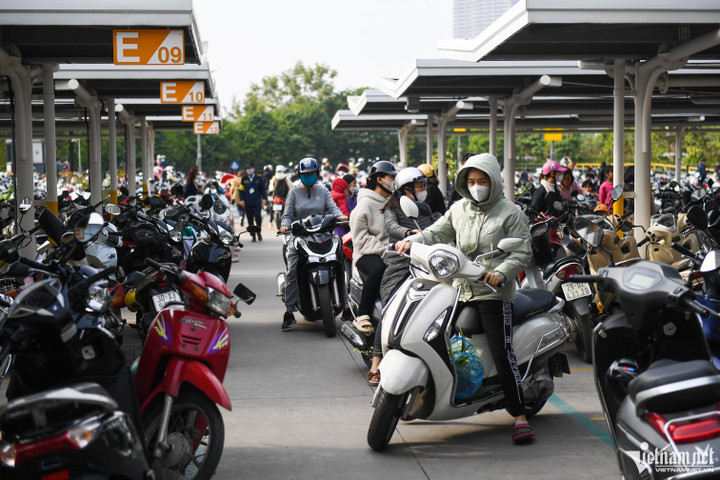 Người dân Hà Nội đổ về trung tâm thương mại đông nghẹt ngày Tết Dương lịch - 9