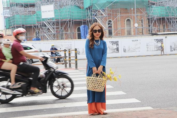 Người dân TP.HCM tấp nập đổ về các điểm tham quan, vui chơi - 13