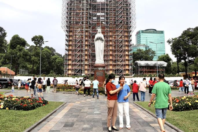 Người dân TP.HCM tấp nập đổ về các điểm tham quan, vui chơi - 9