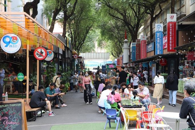 Người dân TP.HCM tấp nập đổ về các điểm tham quan, vui chơi - 6