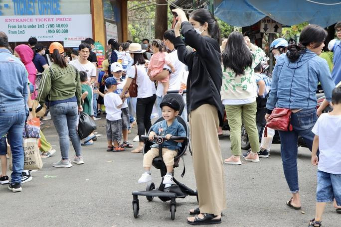 Người dân TP.HCM tấp nập đổ về các điểm tham quan, vui chơi - 3