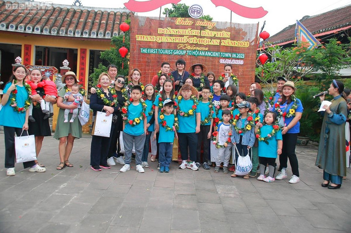 Du khách Mông Cổ 'xông đất' phố cổ Hội An - 6