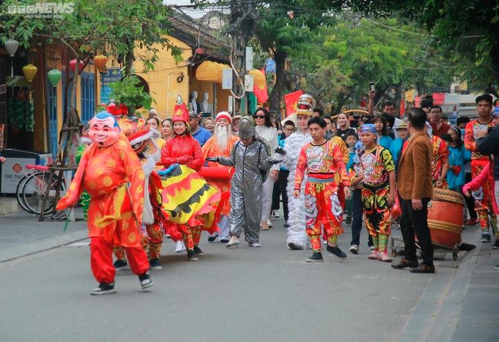 Du khách Mông Cổ 'xông đất' phố cổ Hội An - 1