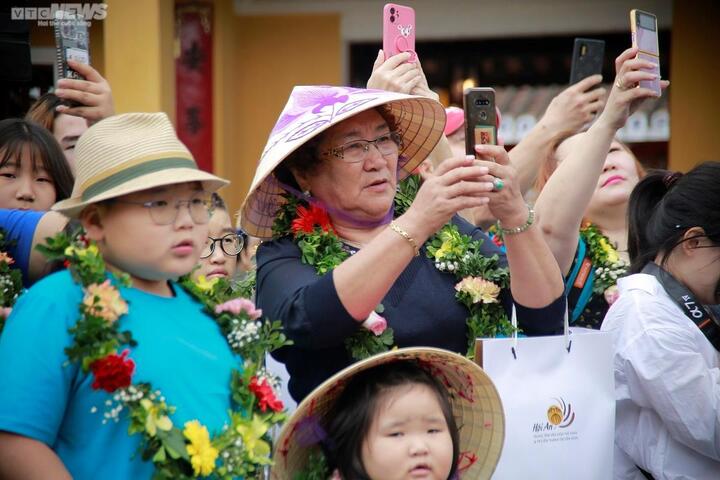Du khách Mông Cổ 'xông đất' phố cổ Hội An - 4