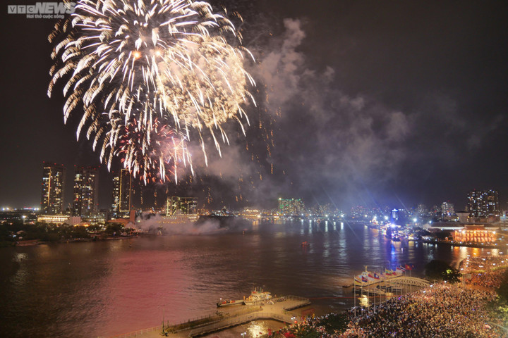 Việt Nam cùng thế giới đón năm mới 2023 - 2