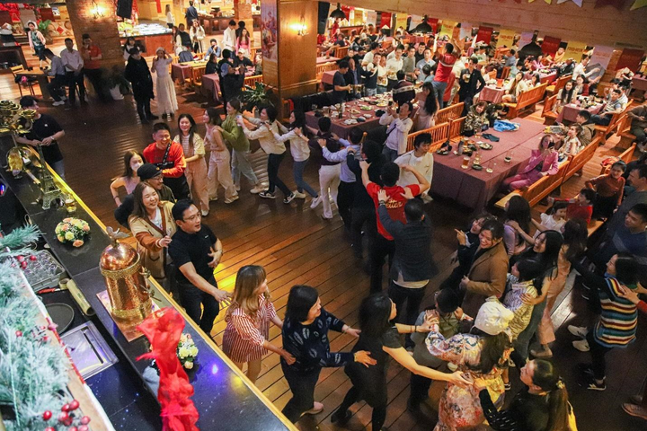 Du khách háo hức tận hưởng ngày đầu năm mới tại các Sun World - 14