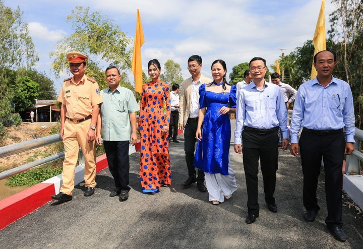 Hoa hậu Thanh Hà trao yêu thương cho bà con nghèo những ngày cận Tết - 1