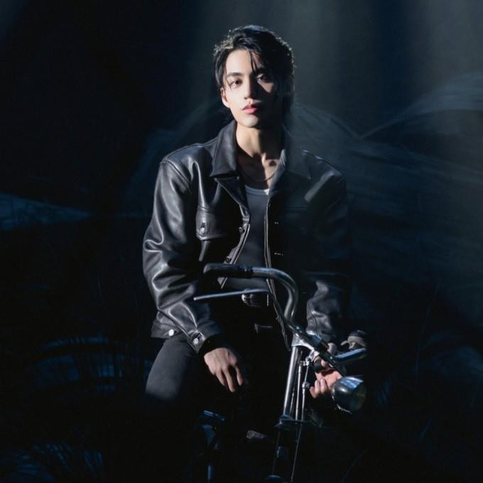 Fan xin chữ ký vào giấy kết hôn, MONO bối rối nhưng vẫn có hành động tỉnh táo - 1