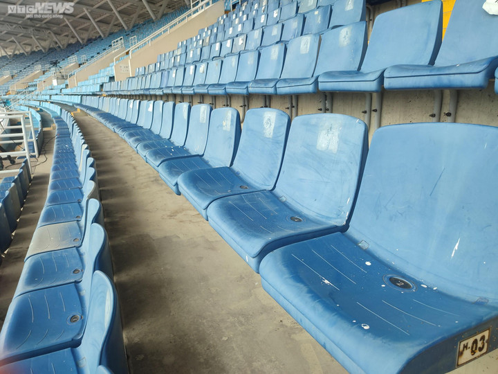 Bãi rác bốc mùi trong sân Mỹ Đình trước trận tuyển Việt Nam vs Myanmar - 9