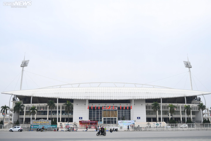 Bãi rác bốc mùi trong sân Mỹ Đình trước trận tuyển Việt Nam vs Myanmar - 1