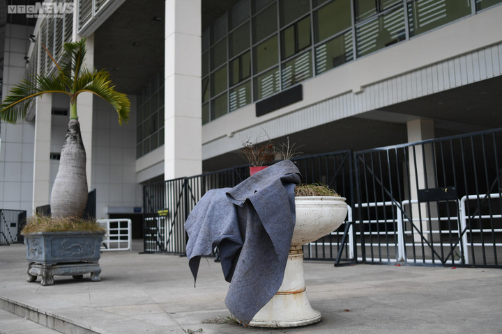 Bãi rác bốc mùi trong sân Mỹ Đình trước trận tuyển Việt Nam vs Myanmar - 3