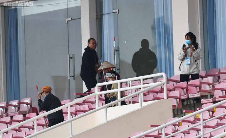 Bãi rác bốc mùi trong sân Mỹ Đình trước trận tuyển Việt Nam vs Myanmar - 8